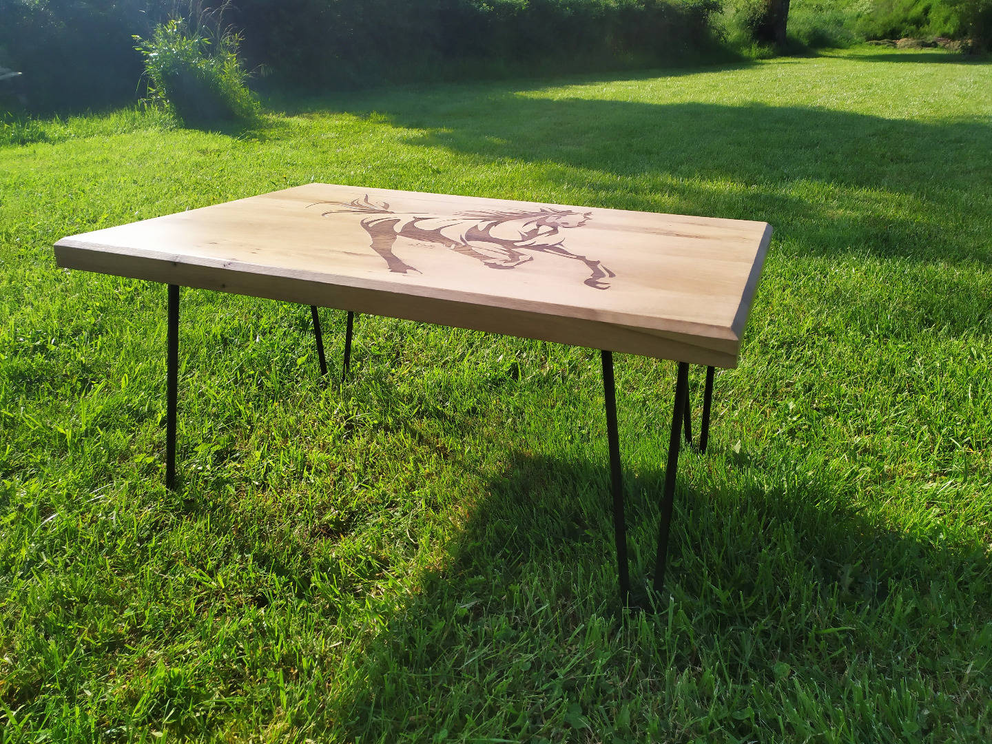 Table basse en chêne avec pieds métal gravure motif cheval
