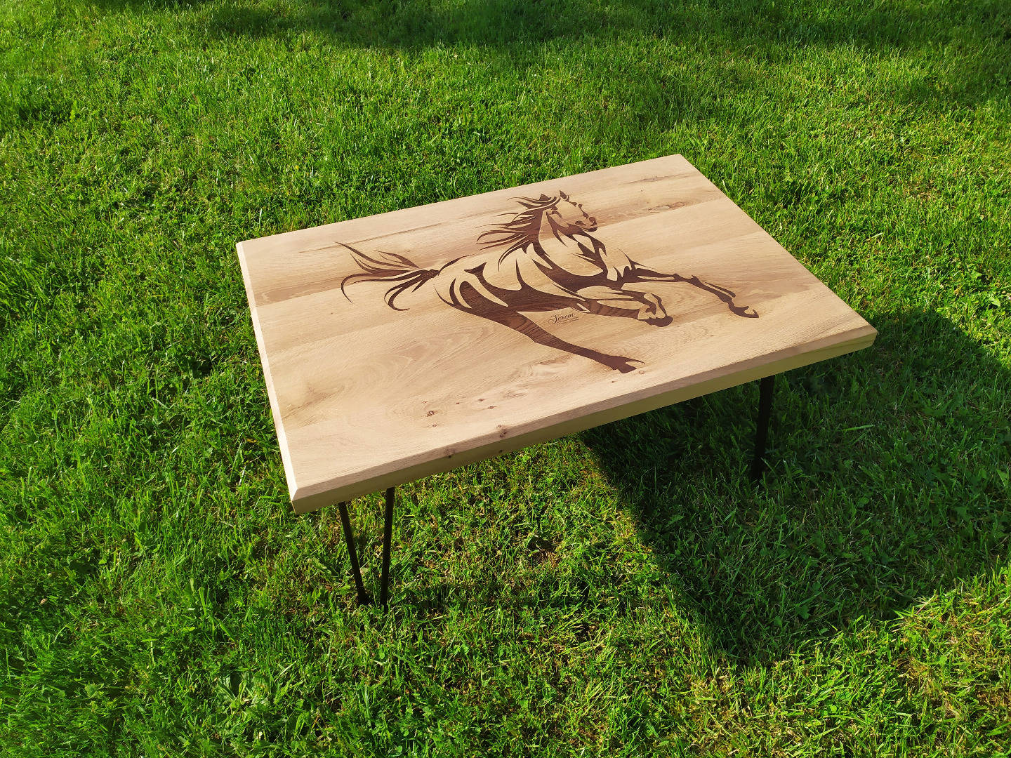 Table basse en chêne avec pieds métal gravure motif cheval